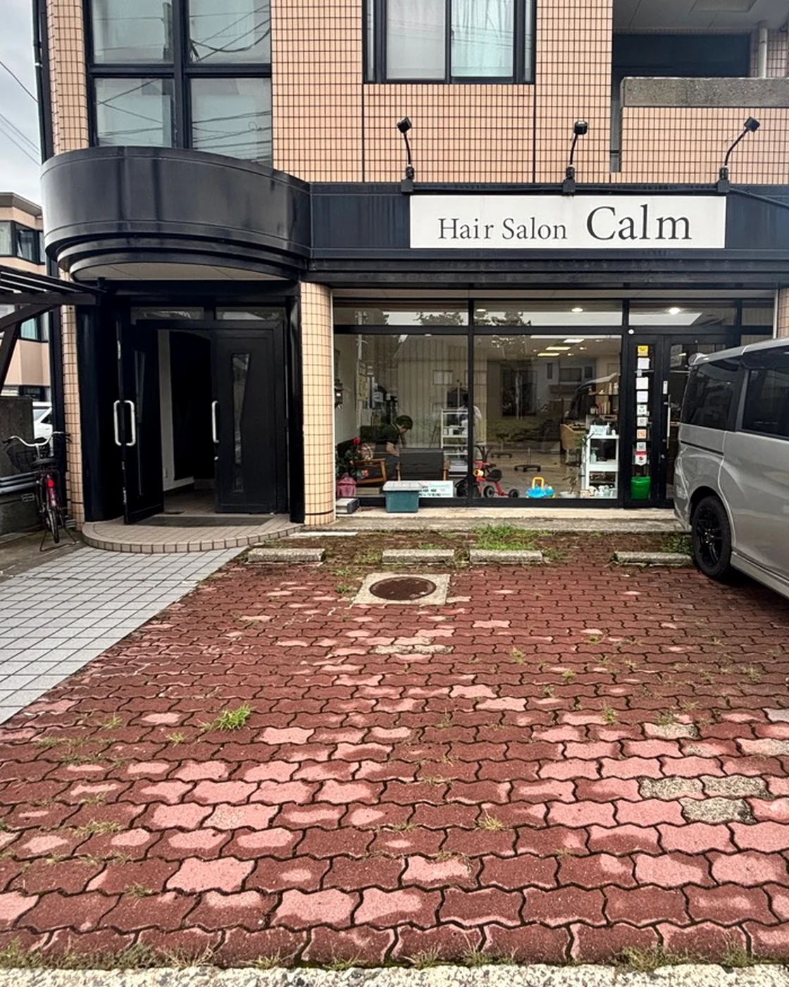 Hair Salon Calmの店舗正面と入口